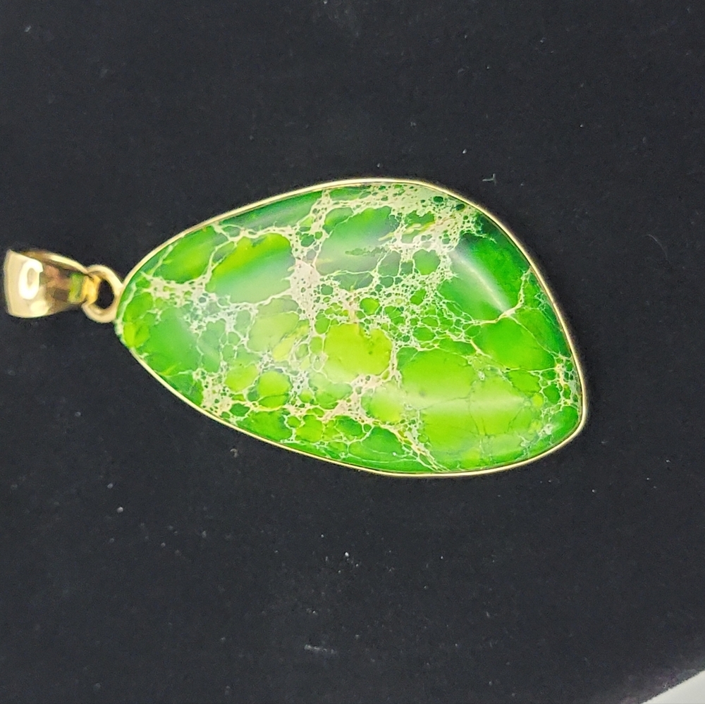 Vintage Signed CHARLES ALBERT Vivid Green Ocean Sediment Gold Tone Pendant #686p - Picture 3 of 9